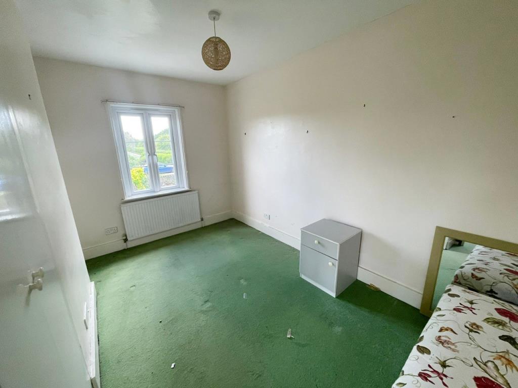 Lot: 70 - SEMI-DETACHED HOUSE FOR IMPROVEMENT - Bedroom 2